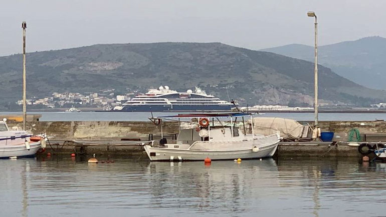 Το εντυπωσιακό κρουαζιερόπλοιο «Le Bougainville» στο λιμάνι του Βόλου