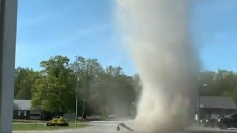 Ανεμοστρόβιλος στην αυλή ενός σπιτιού