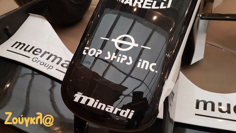 Ένα συλλεκτικό μονοθέσιο της Minardi που συμμετείχε στο παγκόσμιο πρωτάθλημα της Formula 1 το διάστημα 2003-2004. Πλέον μπορείτε να το δείτε από κοντά στο πλοίο World Champion Jet της εταιρείας Seajets