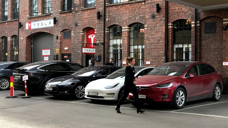 H Tesla ετοιμάζει τα πρώτα αυτόνομα ταξί