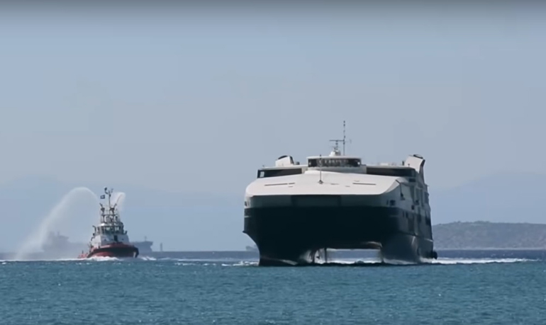 Η ιπποδύναμη του Seajets World Champion Jet ξεπερνά τα... 67.000 άλογα και από φέτος θα εκτελεί δρομολόγια στο Αιγαίο. Μέσα σε αυτό βρίσκεται το μονοθέσιο F1 της Minardi...