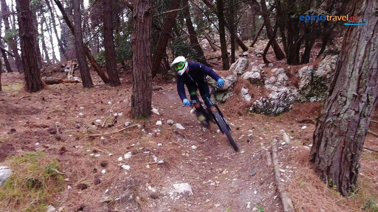 Εναέρια πλάνα από ορεινή ποδηλασία στο Ζάλογγο