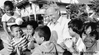 Ο ιδρυτής των Παιδικών Χωριών SOS Χέρμαν Γκμάινερ στα μέσα της δεκαετίας του ΄70 σε παιδικό χωριό στην Ταϊλάνδη. 