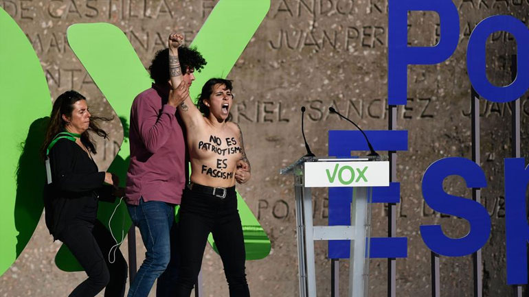 Ισπανία: Τρεις γυμνόστηθες ακτιβίστριες διέκοψαν την προεκλογική συγκέντρωση του Vox