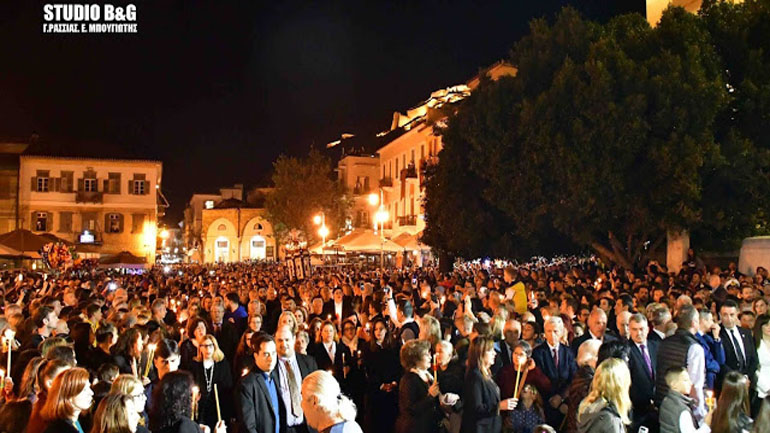 Χιλιάδες πιστοί στη συνάντηση των Επιτάφιων στο Ναύπλιο