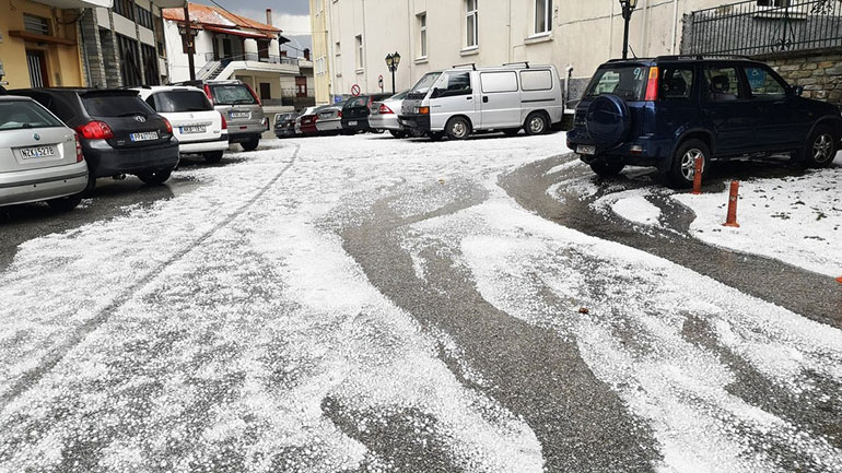 Έντονη χαλαζόπτωση σε περιοχές της Λάρισας