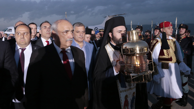 Κατέφθασε το Άγιο Φως από τα Ιεροσόλυμα