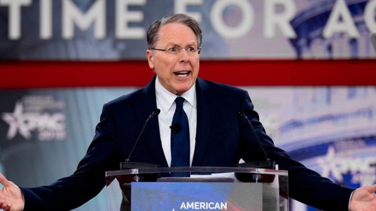 Ο Όλιβερ Νορθ αποσύρεται από την προεδρία του λόμπι NRA