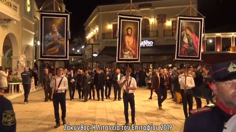 Η λιτανεία του Επιταφίου στη Ζάκυνθο ξημερώματα Μεγάλου Σαββάτου