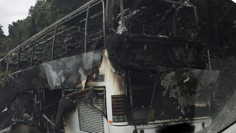 Κάηκε ολοσχερώς τουριστικό λεωφορείο στην Κέρκυρα
