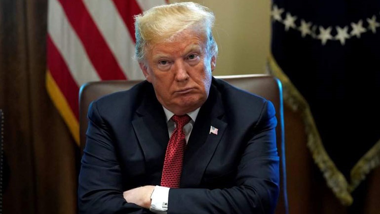 Ο Τραμπ καταδικάζει τον “αντισημιτισμό” και το “μίσος” έπειτα από την ένοπλη επίθεση στη συναγωγή