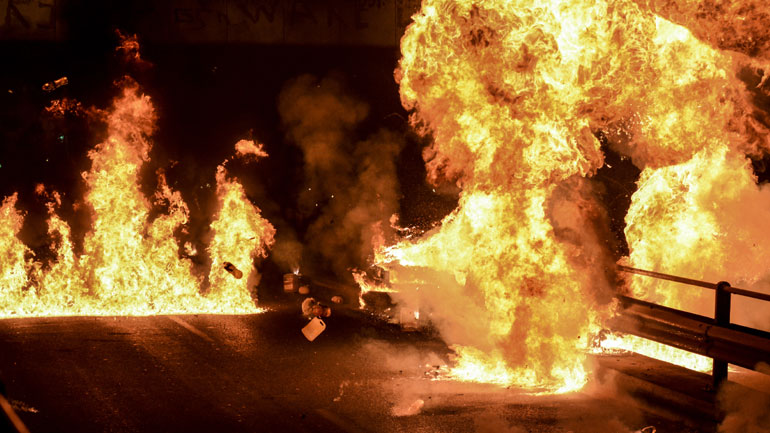 Ανάσταση με μολότοφ στον Nέο Kόσμο