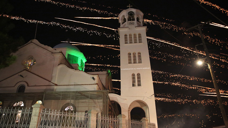 Το εντυπωσιακό έθιμο του Ρουκετοπόλεμου το βράδυ της Ανάστασης στο Βροντάδο της Χίου!
