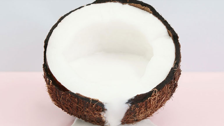 Γάλα καρύδας για λαμπερά και ίσια μαλλιά!