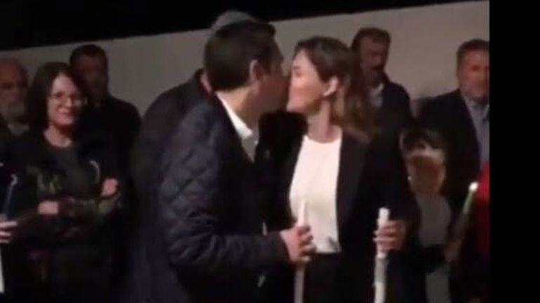 Το φιλί του Αλέξη Τσίπρα στην Μπέττυ Μπαζιάνα την Ανάσταση