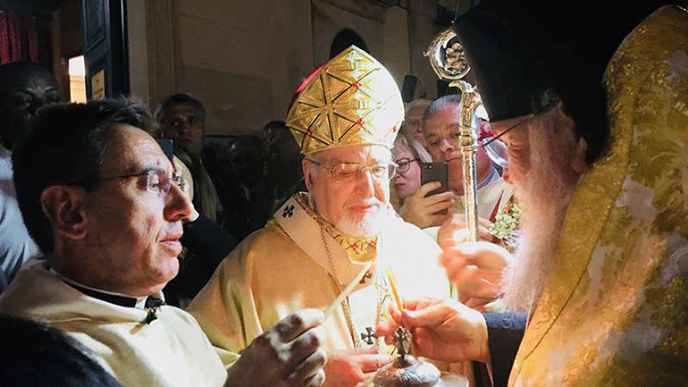 Κέρκυρα: Χιλιάδες βεγγαλικά έκαναν τη νύχτα μέρα – Γιόρτασαν μαζί Ορθόδοξοι και Καθολικοί