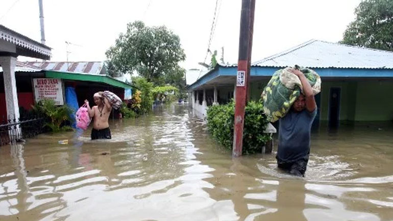Ινδονησία: Τους 40 έφθασε ο αριθμός των νεκρών από τις πλημμύρες