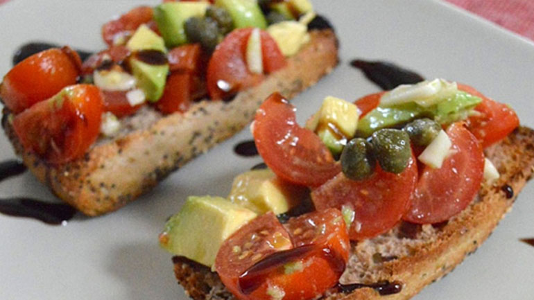 Μπρουσκέτες με ντομάτα και αβοκάντο!