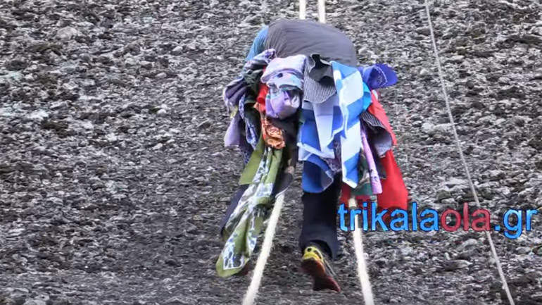 Αναρρίχηση για το έθιμο του Αη Γιώργη του Μανδηλά στα Μετέωρα