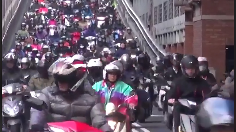 Ας μην ξαναπαραπονεθούμε για την κίνηση.. Ας μην ξαναπαραπονεθούμε για την κίνηση..