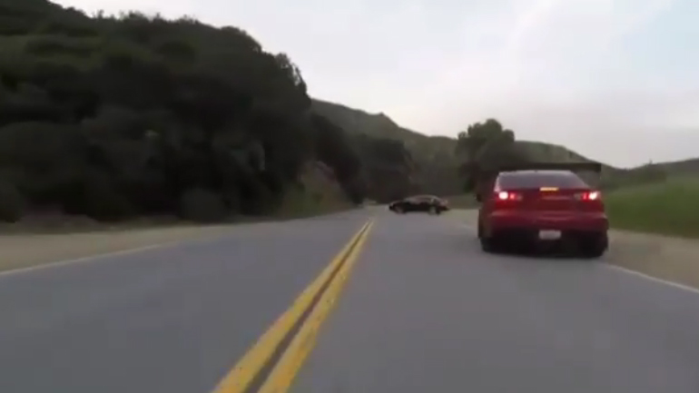 Απίστευτο σώσιμο στη μέση του δρόμου Απίστευτο σώσιμο στη μέση του δρόμου