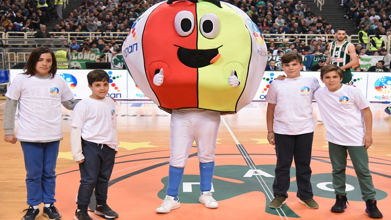 Κερkida ΟΠΑΠ: Τα παιδιά κατέβηκαν στο παρκέ και έπαιξαν μπάσκετ στο κατάμεστο ΟΑΚΑ