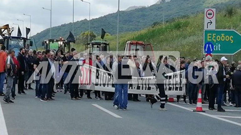 Κάτοικοι του Ξηρομέρου απέκλεισαν την Ιόνια Οδό Κάτοικοι του Ξηρομέρου απέκλεισαν την Ιόνια Οδό