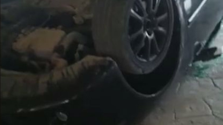 Αναποδογύρισαν και βανδάλισαν αυτοκίνητα σε πυλωτή πολυκατοικίας στον Εύοσμο