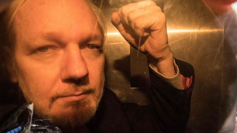 Σε φυλάκιση 50 εβδομάδων καταδικάστηκε ο Ασάνζ για παραβίαση των όρων αποφυλάκισής του