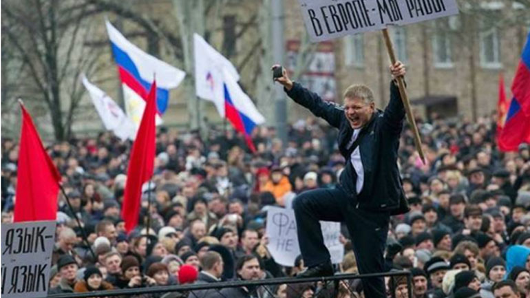 Η Ρωσία προσφέρει διαβατήρια στην ανατολική Ουκρανία