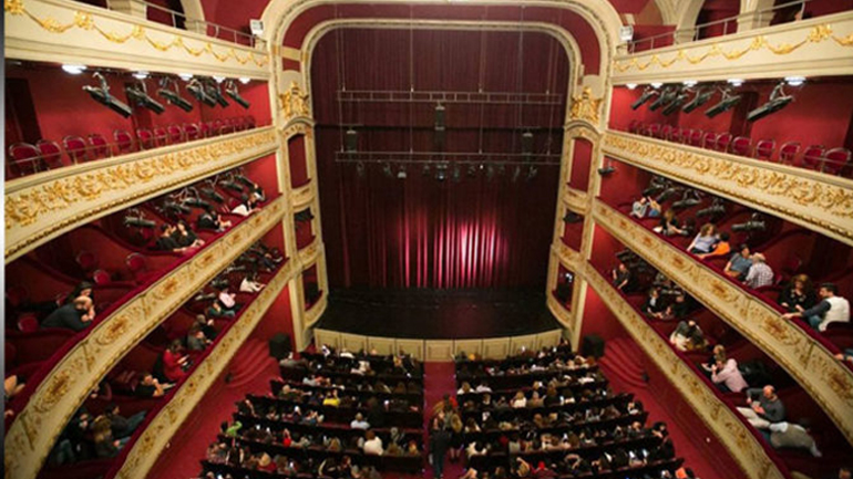 Η ιστορική αυλαία του Δημοτικού Θεάτρου Πειραιά επιστρέφει έπειτα από 93 χρόνια