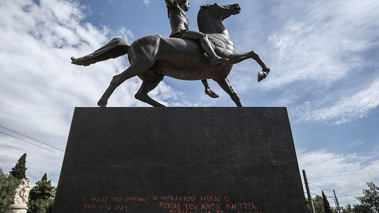Άγνωστοι βανδάλισαν το άγαλμα του Μεγάλου Αλεξάνδρου στην Αθήνα