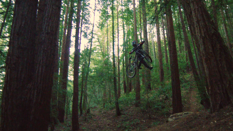 O Isaac Wallen κατεβαίνει τάπα τον «παράδεισο» της Καλιφόρνιας