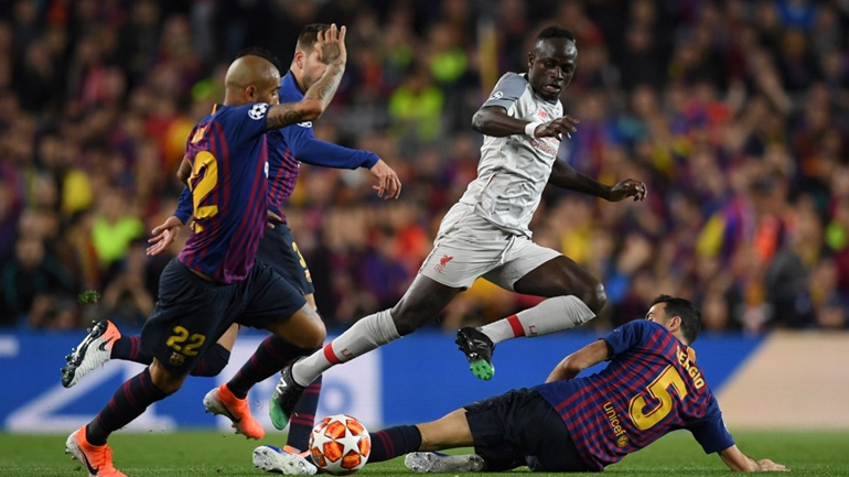 Ο Μανέ με τρεις παίκτες της Μπαρτσελόνα