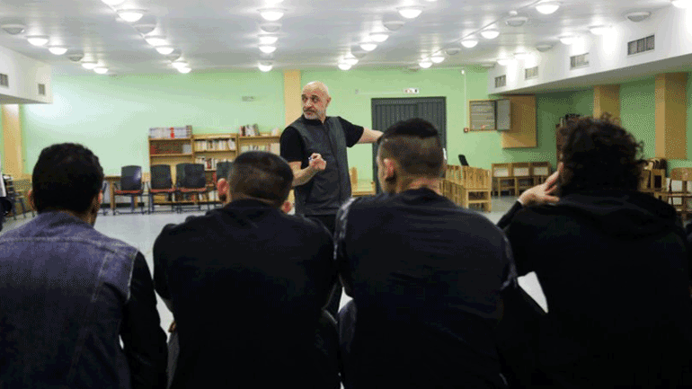 Παράσταση του Εθνικού από κρατούμενους στις φυλακές Θήβας και Αυλώνα