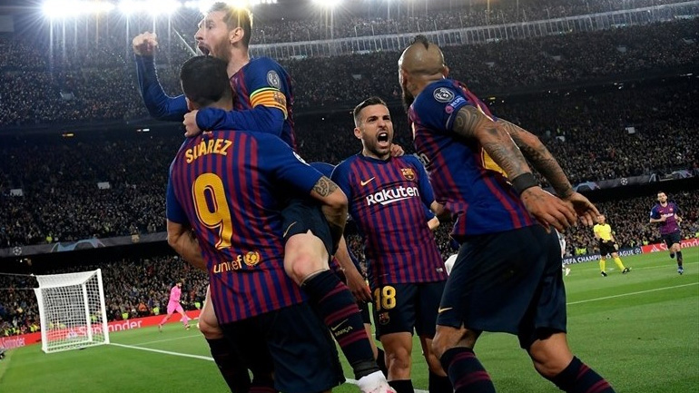 Ο... θαυματουργός Μέσι πανηγυρίζει με τους συμπαίκτες του το δεύτερο προσωπικό του τέρμα