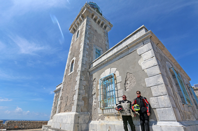 Κατασκευασμένος από τους Γάλλους, ο πέτρινος φάρος του Ταίναρου φωτίζει τη Μεσόγειο από το 1887