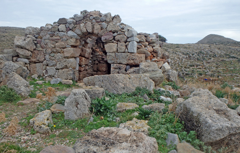 Ερείπια διαφορετικών ιστορικών περιόδων υπάρχουν διάσπαρτα σε όλη την περιοχή