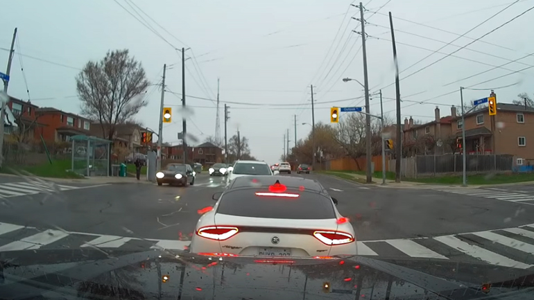 Λες και τον είχε σημαδέψει! Λες και τον είχε σημαδέψει!