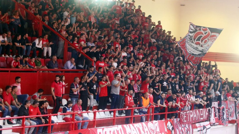 Βόλεϊ: Οι οπαδοί του Ολυμπιακού πέταξαν και πάλι… μπουγάτσες στους παίκτες του ΠΑΟΚ