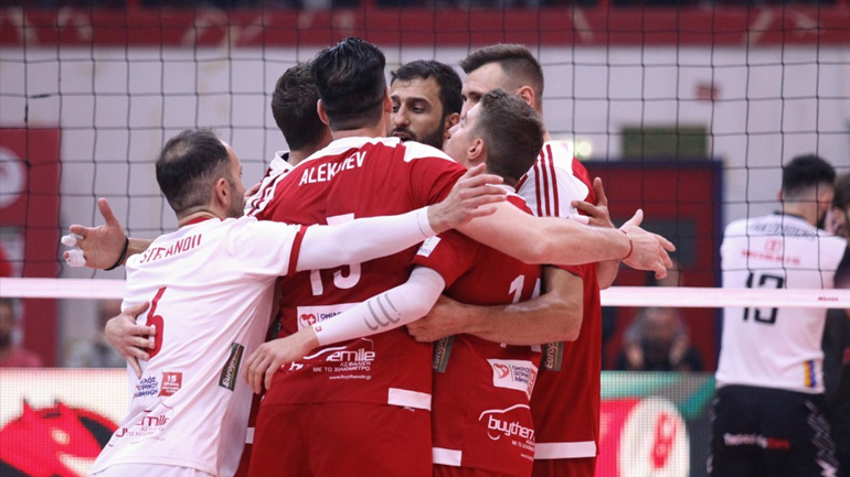 Βόλεϊ: Έκανε το 1-0 στους τελικούς ο Ολυμπιακός, 3-0 σετ ΠΑΟΚ