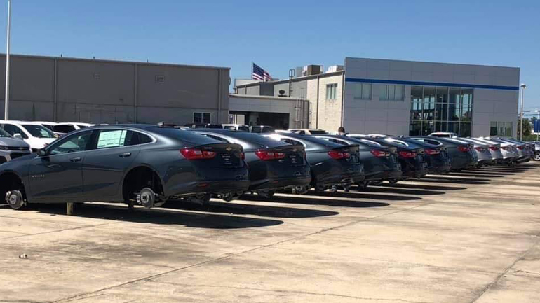 Δεν άφησαν ούτε ζάντα στα αυτοκίνητα!