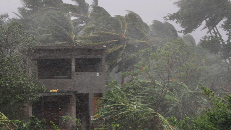 Ο ισχυρός κυκλώνας Φάνι έφτασε στο ανατολικό τμήμα της Ινδίας