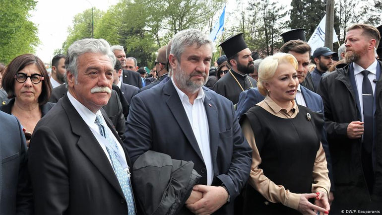 Ο Δαυίδ Σαλτιέλ (αριστερά) στην Πορεία με την πρωθυπουργό της Ρουμανίας Βιόριτσα Ντάντσιλα