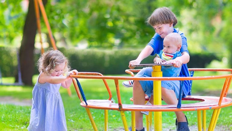 Στην παιδική χαρά με ασφάλεια