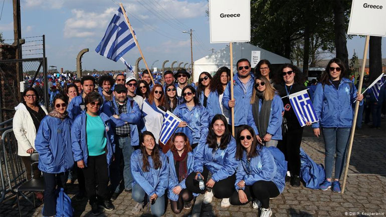 Ομάδα Ελλήνων που συμμετείχε στην «Πορεία των Ζώντων»