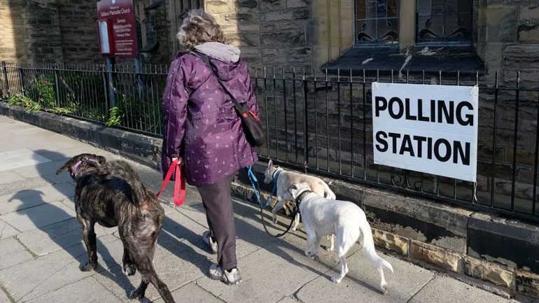 Οι ψηφοφόροι τιμωρούν τα δύο μεγάλα κόμματα στη Βρετανία