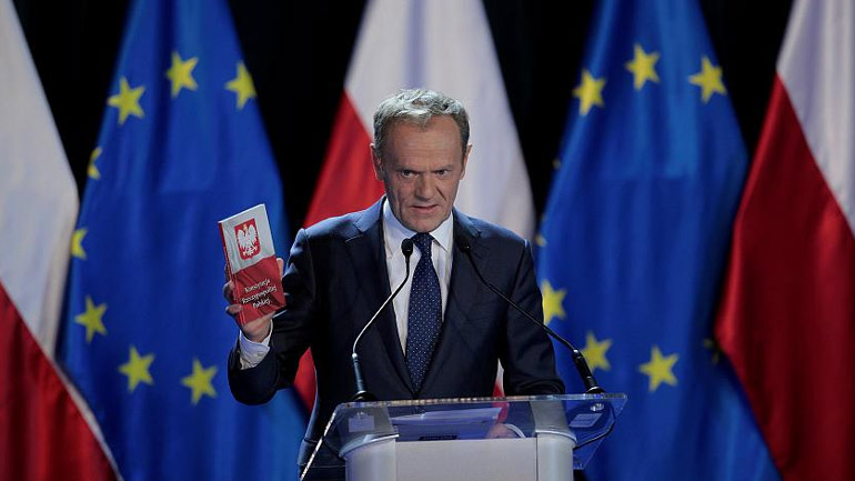 Σεβασμό στο Σύνταγμα ζήτησε ο Τουσκ από την Πολωνία