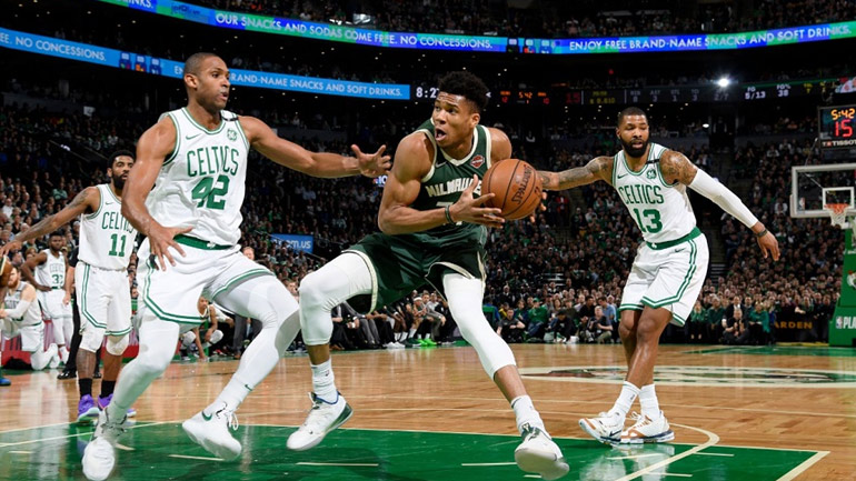 Break και προβάδισμα με «μυθικό» Γιάννη οι Μπακς