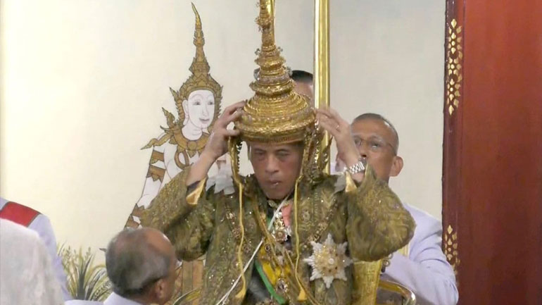 Ταϊλάνδη: Ο Μάχα Βατζιραλονγκόρν στέφθηκε επισήμως βασιλιάς της χώρας – Δείτε live την τελετή